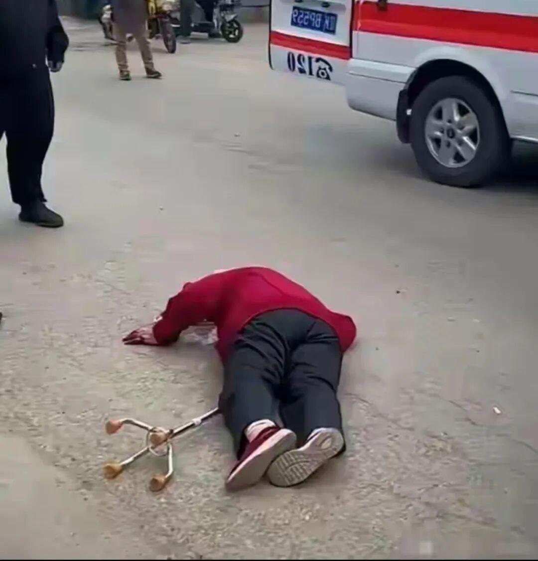 62岁大妈自己摔倒,躺在路边25分钟,没有一个人敢上去!